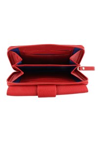 Portafoglio in pelle rossa con una superficie liscia, dotato di due scomparti spaziosi, molteplici slot per carte e chiusura a scatto. L'interno è di colore blu navy.
