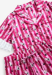 Rosa gestreiftes Schlafanzug-Set mit weißen Spitzenmanschetten, das Moomin-Figuren zeigt, die schwarze Handtaschen halten und mit Blumenranken verziert sind.