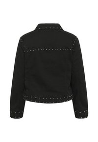 Černá džínová bunda zobrazená zezadu, s ozdobnými stříbrnými kovovými nýty podél límce, ramen, manžet a spodního lemu.