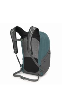 Zaino con una combinazione di colori turchese e grigio scuro, dotato di spallacci in rete imbottiti, una superficie testurizzata e fibbie laterali regolabili.