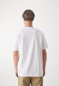 Marc O'Polo SHORT SLEEVE V NECK LOGO - T-Shirt basic - white