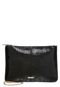 Clutch nera in ecopelle con texture coccodrillo, chiusura con zip e tracolla in catena dorata, con un piccolo tag del brand dorato sulla parte anteriore.