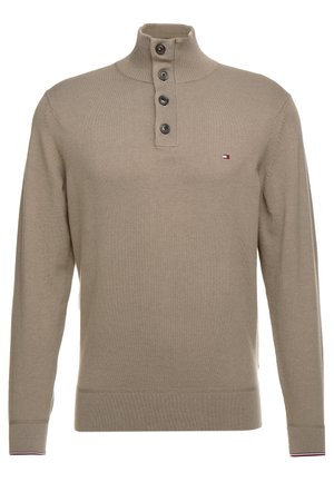 Beżowy sweter z dzianiny z długim rękawem, z prążkowanym wysokim kołnierzem, patką na guziki z czterema guzikami, małym logo na piersi oraz prążkowanymi mankietami i dolnym brzegiem.