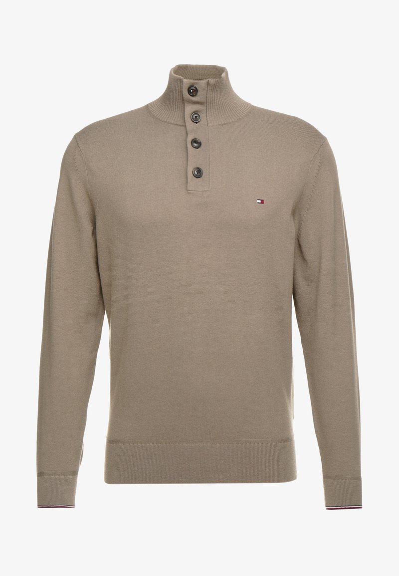Pull beige à manches longues en tricot avec col montant côtelé, patte de boutonnage à quatre boutons, petit logo sur la poitrine et poignets et ourlet côtelés.