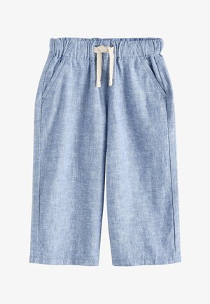 Pantalones cortos azul claro hasta la rodilla con cintura elástica y cordón blanco, con bolsillos laterales y tela texturizada.