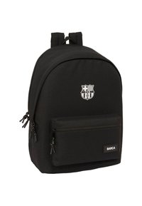 Zaino nero con logo del FC Barcelona sul davanti, tasca anteriore con zip etichettata "BARÇA" e spallacci imbottiti.