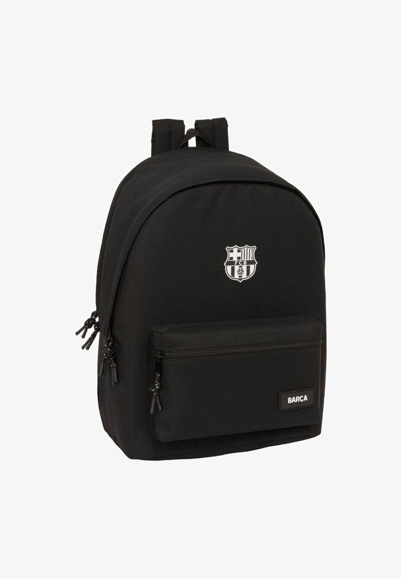 Czarny plecak z logo FC Barcelona z przodu, z zamykaną na zamek kieszenią frontową oznaczoną "BARÇA" oraz wyściełanymi szelkami.