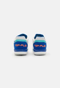 Scarpe da ginnastica blu e bianche con pannelli in rete, tallone rinforzato e marchio "TOP-FLEX". Presentano accenti turchesi e una suola testurizzata.