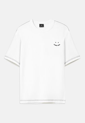 Balts T-krekls ar īsām piedurknēm, ar melniem diega akcentiem un nelielu drukātu detaļu uz krūtīm.