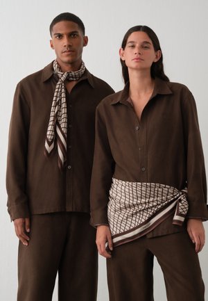 Calvin Klein, EXCLUSIVE PRINT LIGHTWEIGHT SCARF - Fular - light hay/dark coffee/black
