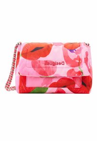Borsa a tracolla rosa con un design floreale caratterizzato da labbra rosse, una tracolla a catena e una chiusura a patta. Realizzata in materiale lucido con colori vivaci.