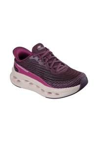 Zapatilla deportiva de malla en tonos morado y rosa con punta redondeada, suela acolchada con cámaras de aire y cordones texturizados.