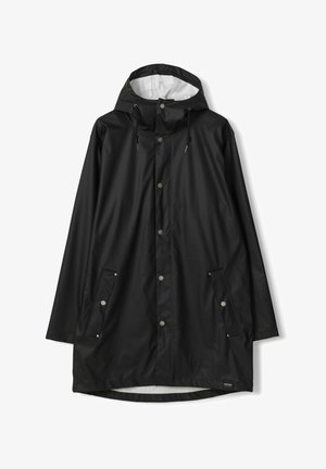 Sort regnfrakke lavet af vandtæt materiale, med hætte, trykknapper, to sidelommer og et hvidt indre for.