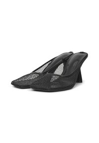Talons aiguilles slingback en mesh noir avec un bout pointu et un talon épais, présentant un design en filet texturé.