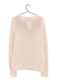 Heller rosa gestrickter Pullover mit einer lockeren, offenen Maschenstruktur. Lange Ärmel, runder Ausschnitt und ein Etikett auf der Rückseite. Hängt an einem schwarzen Haken.