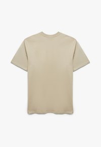 Camiseta de algodón beige con mangas cortas, cuello redondo y una textura suave. Sin patrones ni acentos visibles en la parte posterior.