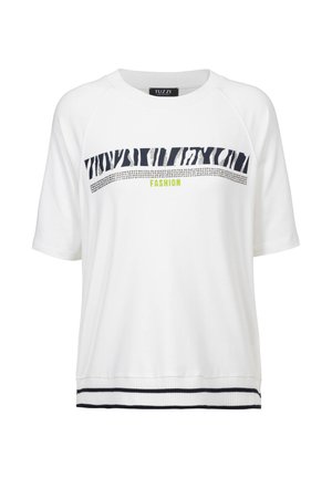 Wit shirt met korte mouwen met abstracte zwarte en witte strepen, gestippelde lijnen, felgroene tekst "FASHION" en zwart gestreepte geribbelde zoom.