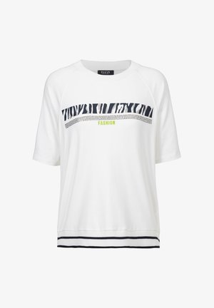 Wit shirt met korte mouwen met abstracte zwarte en witte strepen, gestippelde lijnen, felgroene tekst "FASHION" en zwart gestreepte geribbelde zoom.