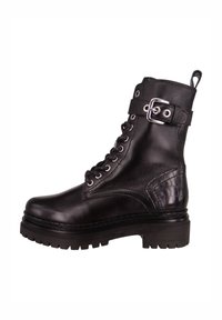 Botín negro de cuero con diseño de cordones, ojales metálicos, una hebilla lateral y un acento texturizado en el talón. Suela gruesa.