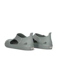 Zapatillas de goma grises con un diseño perforado, correa ajustable y suela texturizada. Presentan un logo en la correa y un detalle de marca en contraste en el talón.