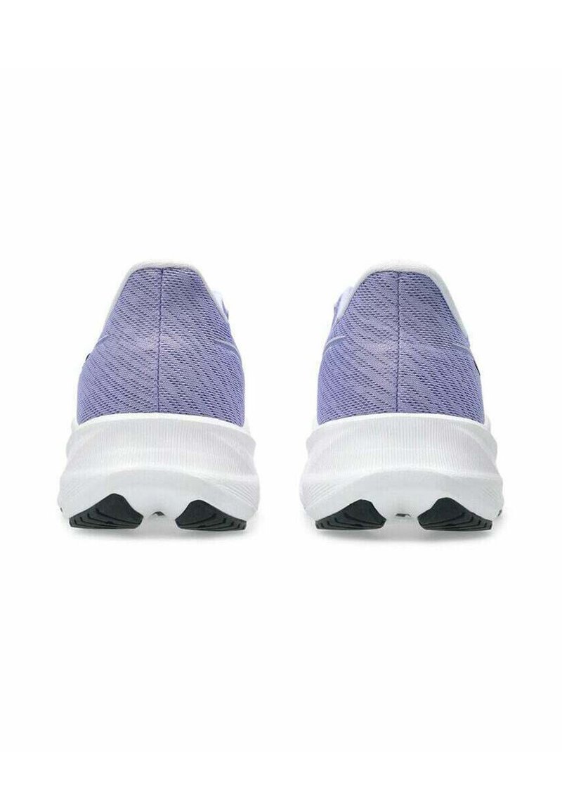Chaussures de sport en mesh violet avec semelles blanches épaisses vues de dos sur un fond blanc.