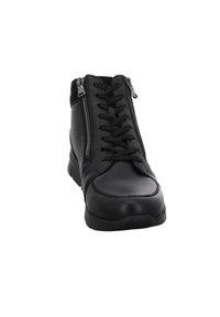 Zwarte leren enkellaarsjes met vetersluiting aan de voorkant, zijritsen en een gestructureerde afwerking. Voorzien van een gevoerde zool en contrasterend stikwerk.