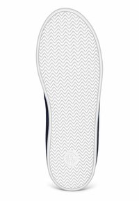 Podeszwa buta z wzorzystą białą gumową podeszwą, lekko wygiętymi brzegami i granatową siateczką po bokach.