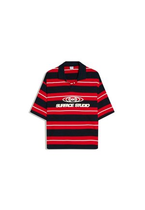 Kurzärmeliges Poloshirt mit roten und schwarzen horizontalen Streifen, schwarzem Kragen und weißem "Surface Studio"-Logo mit kreisförmigem Design auf der Brust.