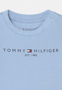 Tommy Hilfiger BABY ESSENTIAL TEE UNISEX - Langarmshirt - chambray sky