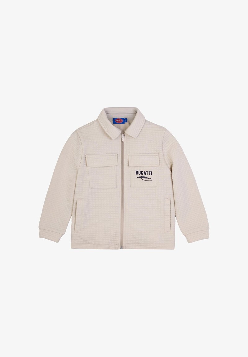 Giacca trapuntata beige con collo a risvolto, chiusura con zip, due tasche sul petto e logo "BUGATTI" sul petto sinistro.