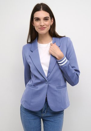Světle modrý blazer s upraveným designem, zvýrazněný bílými pruhovanými rukávy, s dvěma předními kapsami a zapínáním na jeden knoflík.