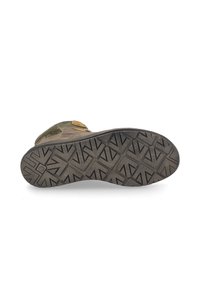 Støvlesål med struktureret gummi; geometrisk sålmønster for trækkraft. Øverste sektion i brun og grøn ruskind med en cirkulær detalje.