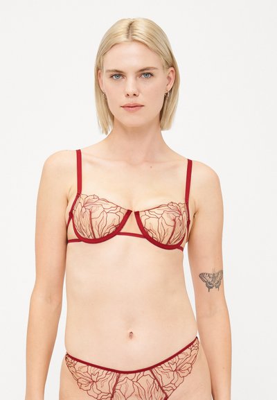 Rode beha met doorschijnende cups met bloemenpatroon en dunne bandjes. Bijpassende bikini onderkant met bloemenpatroon. Delicaat ontwerp met contrasterende omtrekken.