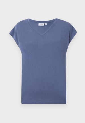T-shirt s V-izrezom i kratkim rukavima u prigušenoj plavoj boji, izrađen od mekanog pamučnog materijala s glatkom teksturom i opuštenim krojem.