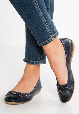 Granatowe skórzane baleriny z teksturowanymi dodatkami z tkaniny oraz złotymi elementami. Okrągły nosek i elastyczna beżowa podeszwa.