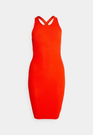 Αμάνικο, ριμπ φωτεινό κόκκινο φόρεμα bodycon με σταυρωτές τιράντες στη επάνω πλάτη και εφαρμοστή σιλουέτα μέχρι το γόνατο.