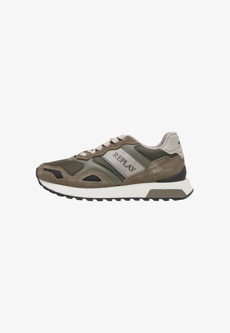 Καθημερινό sneaker με ελιά πράσινα και καφέ σουέντ και πάνελ από πλέγμα, λευκή σόλα και λογότυπο "REPLAY" στο πλάι.