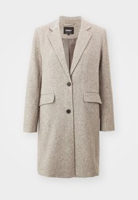 Béžový kabát z vlnenej zmesi s textúrovaným povrchom, dvoma prednými vreckami, čiernymi gombíkmi a klopami. Dlhé rukávy a stredná dĺžka.