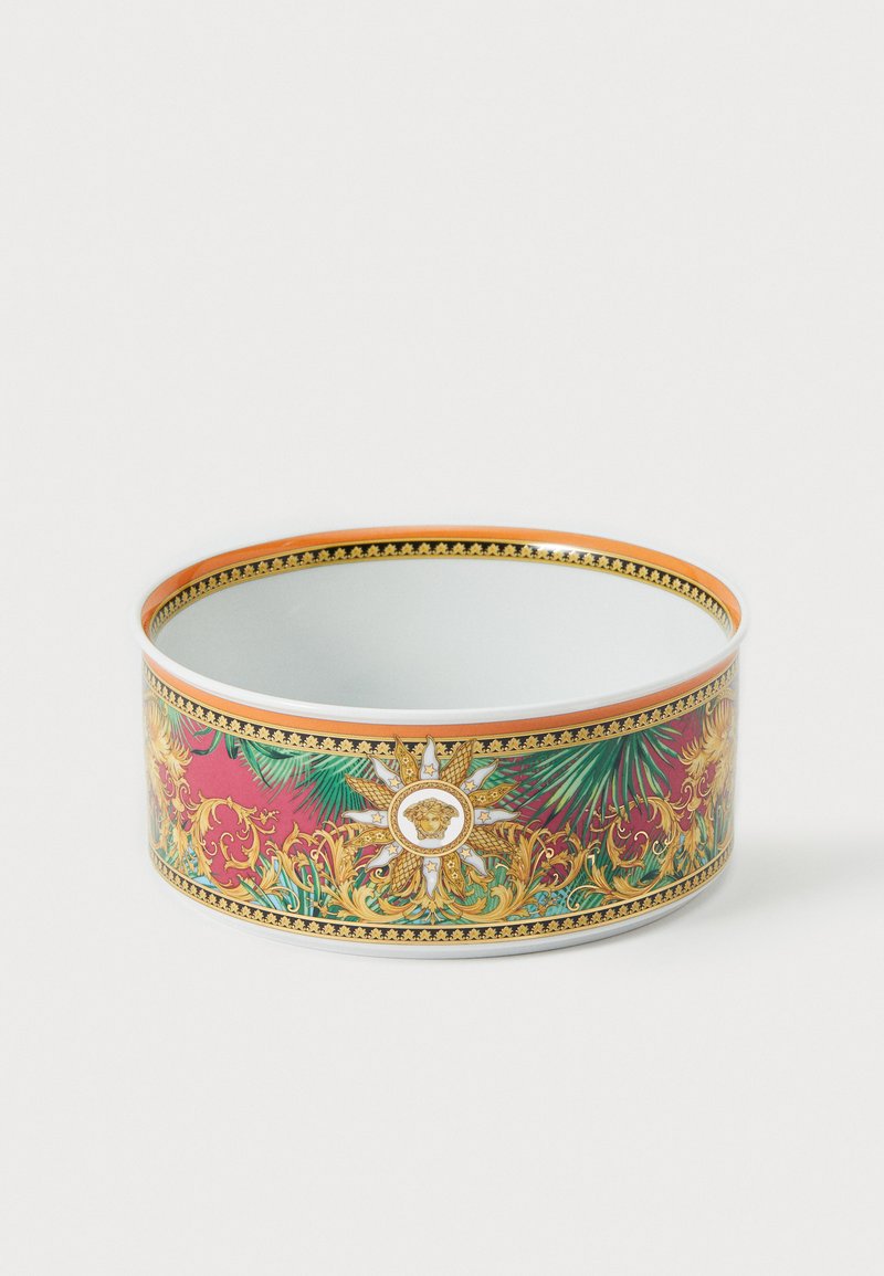 Okružna porculanska zdjela s živopisnim crveno-zelenim cvjetnim motivom, zlatnim detaljima i središnjim motivom lava. Glatka bijela unutrašnjost.