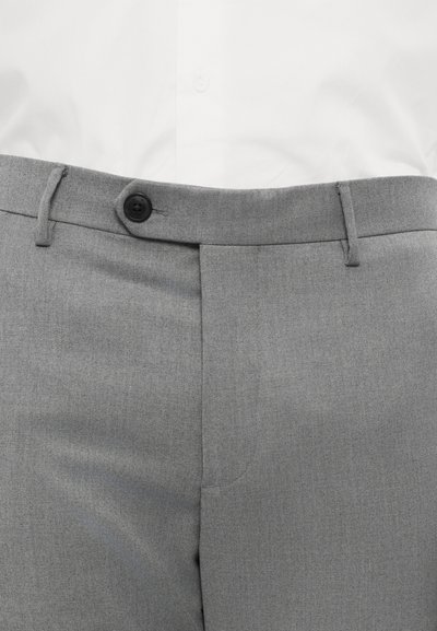 Graue Anzughosen mit glatter Textur, flachem Bund und einem einzelnen schwarzen Knopfverschluss an der Taille. Verfügt über Gürtelschlaufen und diskrete Taschen.