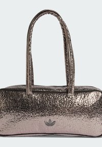 Metalik ružičasta torba s teksturiranom, puknutom površinom. Ima dva ručka i srebrni logotip sprijeda. Gornji zatvarač na patentni zatvarač.