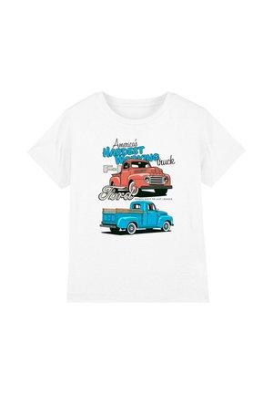 Weißes T-Shirt mit Illustrationen von vintage roten und blauen Ford Pickup-Trucks und dem Text "Amerikas am härtesten arbeitender Truck" und "Bonus: gebaut, um länger zu halten."