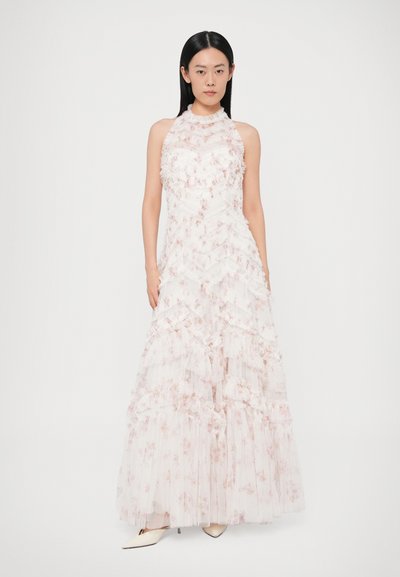 Rochie de seară albă cu model floral, cu straturi plisate și guler înalt. Materialul are un aspect translucid și texturat, oferind o siluetă fluidă.