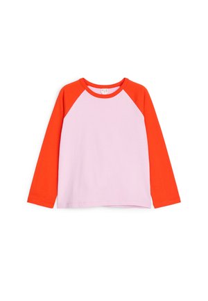 Lange mouwen shirt met lichtroze lijf en feloranje raglanmouwen en kraag op witte achtergrond.