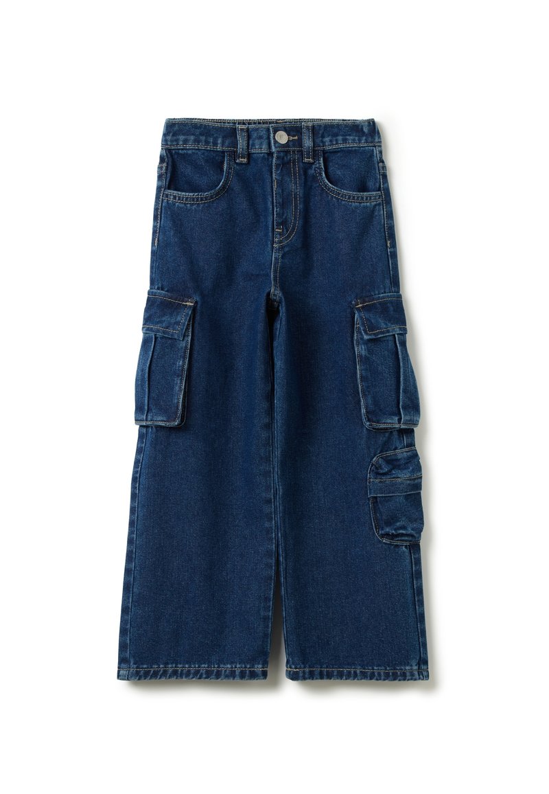 Pantalones cargo de mezclilla azul oscuro con piernas anchas, que cuentan con dos grandes bolsillos laterales y un cierre frontal de botón. Diseño clásico de cinco bolsillos.