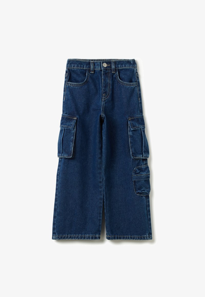 Pantalones cargo de mezclilla azul oscuro con piernas anchas, que cuentan con dos grandes bolsillos laterales y un cierre frontal de botón. Diseño clásico de cinco bolsillos.