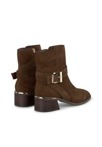 Braune Wildleder-Stiefeletten mit einem breiten Riemen mit Schnalle, einem metallischen Akzent an der Ferse und einem runden Zehendesign.