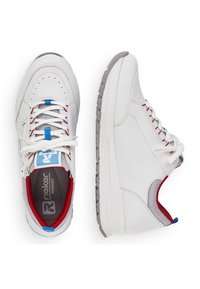 Zapatillas deportivas blancas con suela gris, acentos rojos y lengua de malla. Cuenta con cordones redondos y un logo en la lengua. Superior de piel lisa.