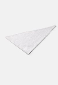 Cachecol triangular cinza feito de tecido macio, com uma textura suave e bordas acabadas. Design leve adequado para vários estilos.