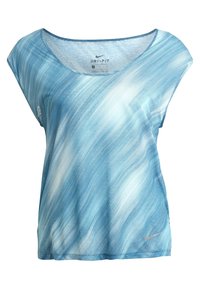 Světle modré tričko Dri-FIT s výstřihem do oblouku, krátkými dolmanovými rukávy, texturovanou látkou a jemným vzorem ve tvaru vlnění. Stříbrné logo Nike u lemu.